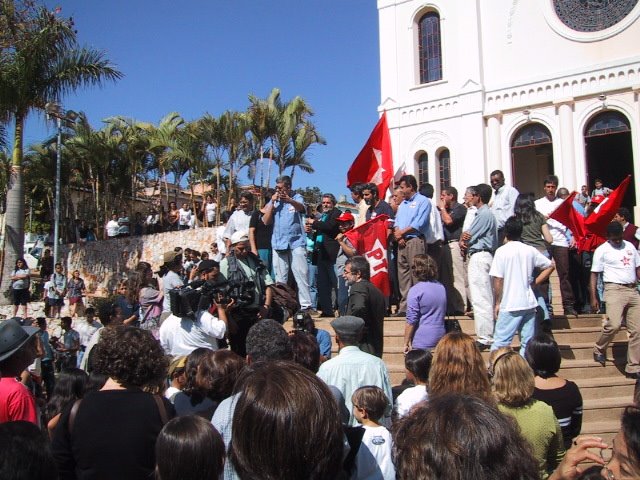 Lula faz uma fala mostrando que precisamos saber a conviver com as dificuldades momentâneas como a  seca. Aproxima do povo e causa admiração pela sua humildade.